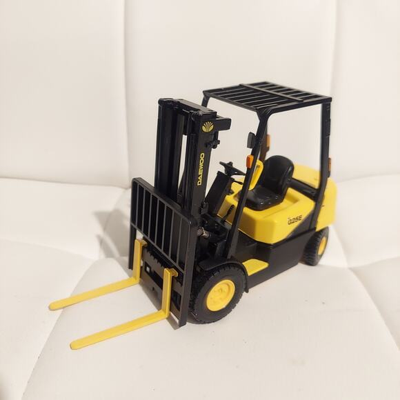 New Clover Daewoo Forklift G25E D25S 1/20 Diecast Model Construction Vehicle - Picture 1 of 6
